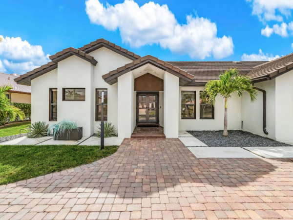 Ultimate Cape Coral Getaway - Luxury 3-Bedroom Pool Home